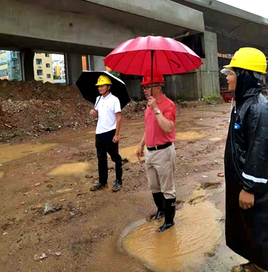 心系工地，夜不能寐——集團(tuán)董事長(zhǎng)孔德穩(wěn)冒雨到十八大項(xiàng)目現(xiàn)場(chǎng)檢查指導(dǎo)工作