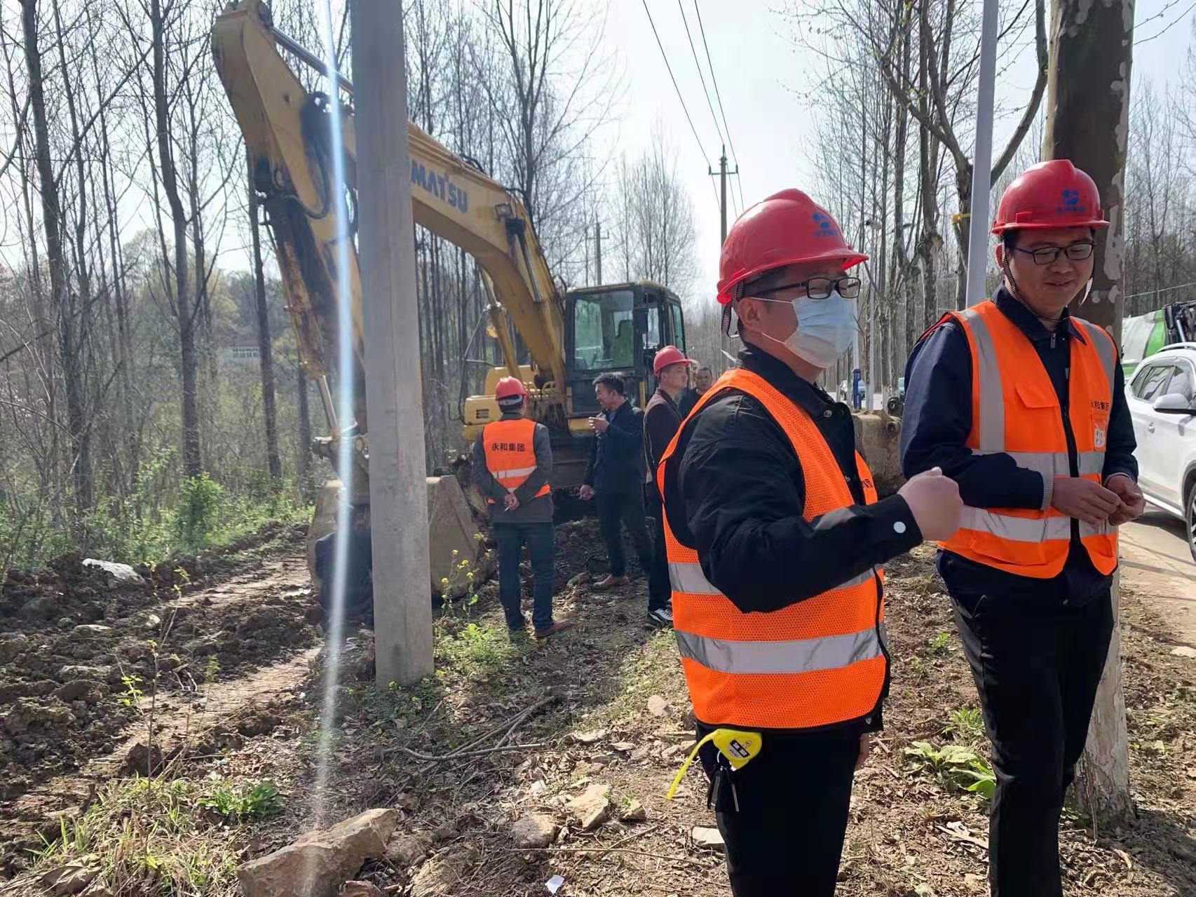 河南永和建設集團一線建設者系列報道 ——南灣項目部一線施工人員披星戴月趕進度，搶天奪時保通車