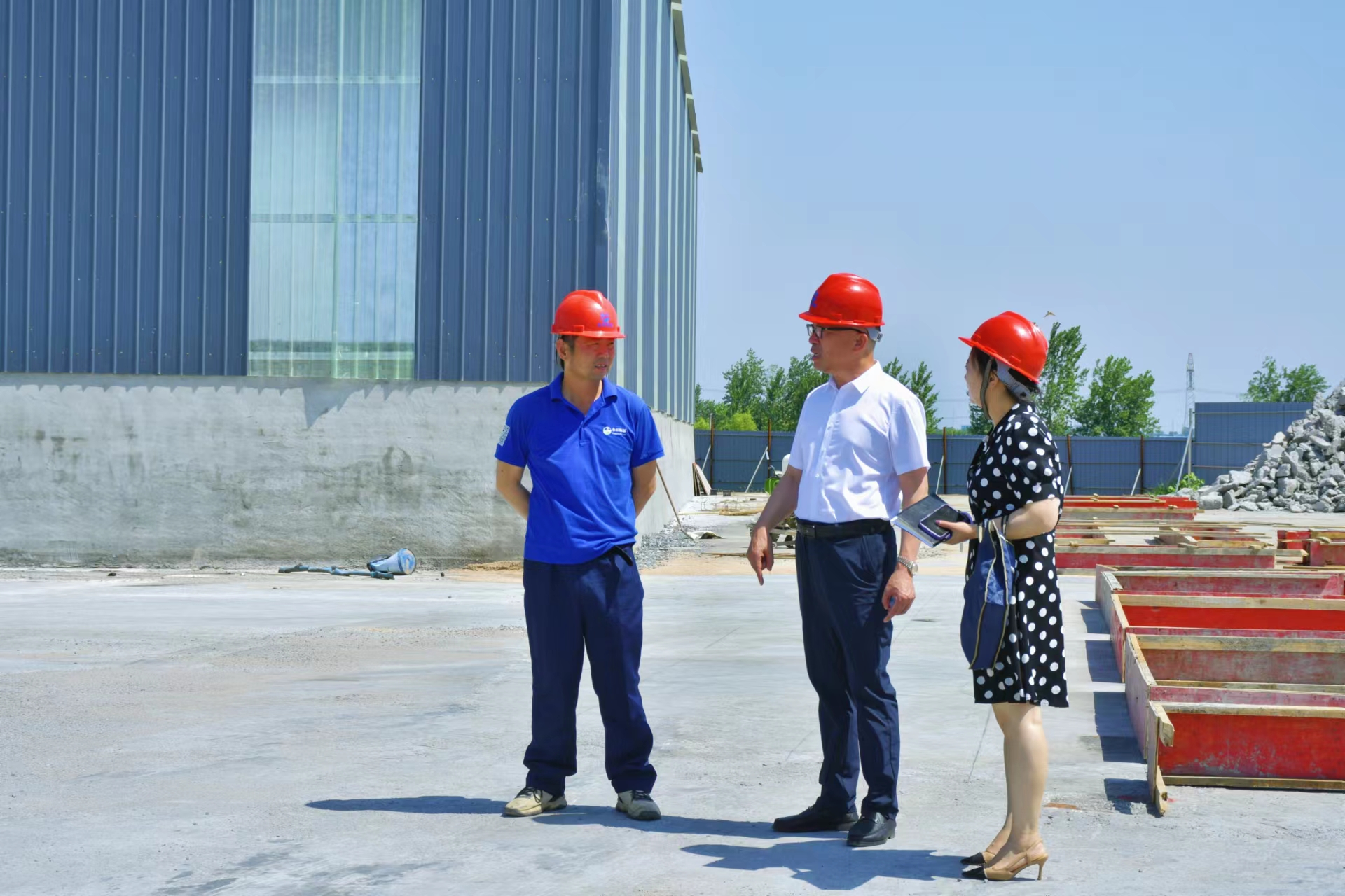 河南永和建設(shè)集團(tuán)董事長(zhǎng)孔德穩(wěn)視察了集團(tuán)旗下分公司城陽城瀝青混凝土拌合站項(xiàng)目，并作出了重要指示
