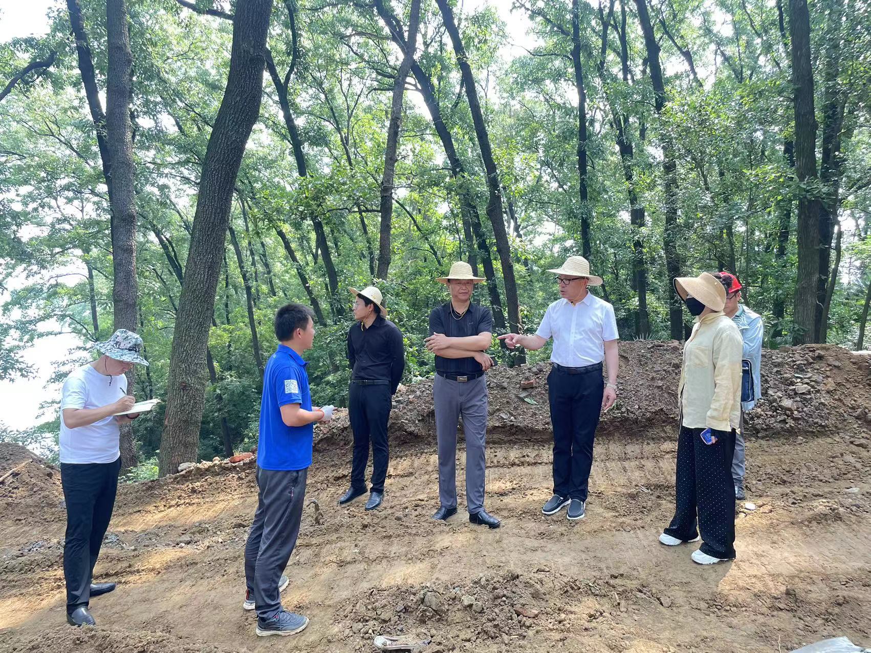 炎炎夏日丨集團(tuán)公司董事長孔德穩(wěn)深入南灣湖鳥島項(xiàng)目檢查指導(dǎo)工作